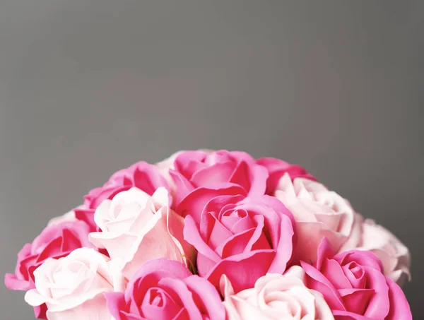 Brotes de rosas rosadas y blancas sobre un fondo gris . —  Fotos de Stock