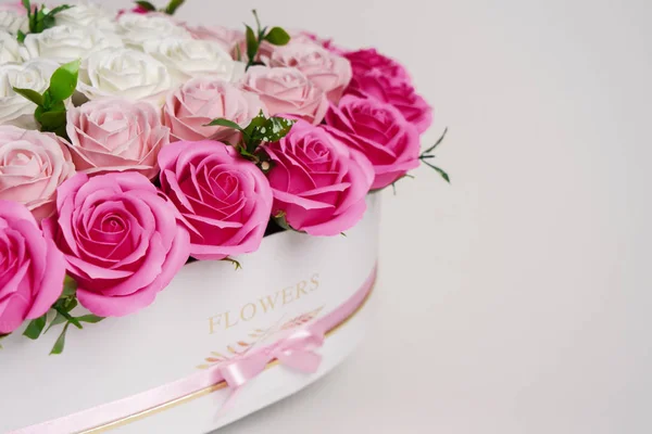 Flores en flor: Ramo de rosas rosadas sobre fondo blanco. Primer plano con detalles de fondo de rosas . —  Fotos de Stock