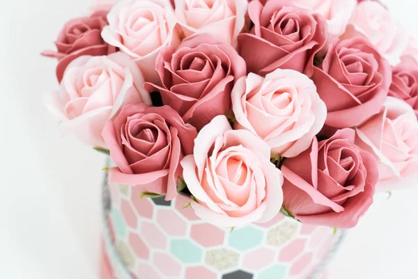 Flowers in bloom: A bouquet of pink and white roses in a round box on a white background. — Stock Photo, Image