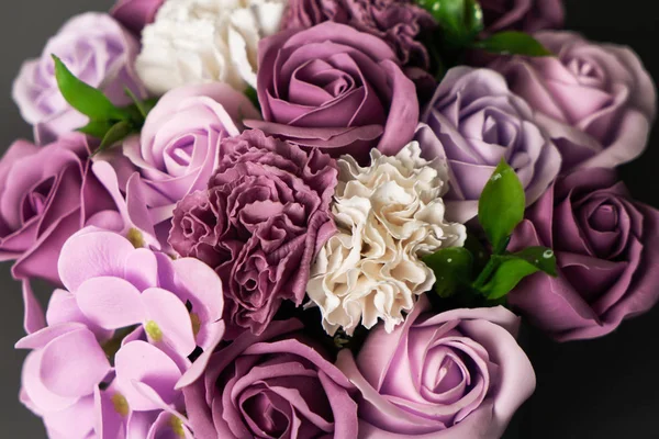 Flores en flor: Un gran ramo de rosas púrpuras y blancas . —  Fotos de Stock