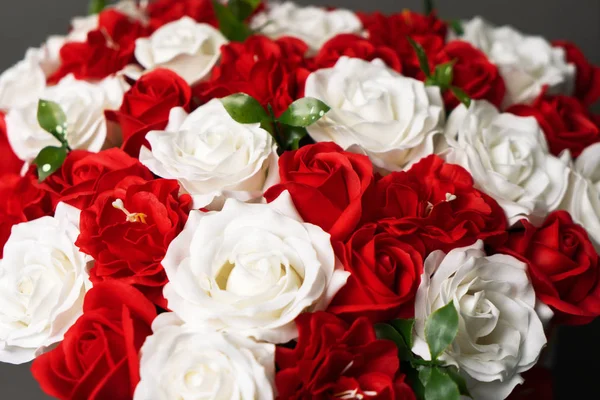 Flores en flor: Un gran ramo de rosas rojas y blancas . —  Fotos de Stock