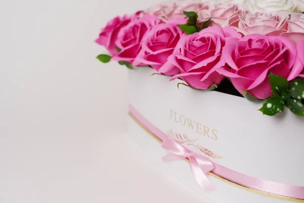 Flores en flor: Ramo de rosas rosadas sobre fondo blanco. Primer plano con detalles de fondo de rosas . — Foto de Stock
