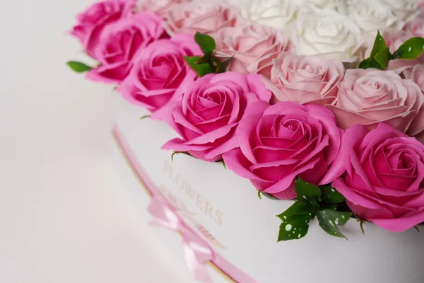 Kwiaty w rozkwicie: Bukiet różowych róż na białym tle. Zbliżenie ze szczegółami tła róż. — Zdjęcie stockowe