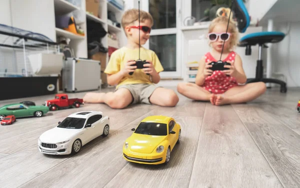 Çocukların hobileri: Çocuklar evde arabaların radyo kontrollü modelleriyle ve yarış organizasyonlarıyla oynuyor.