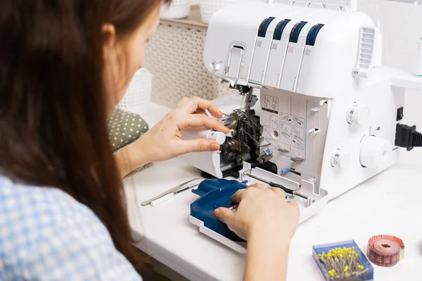 Girl threading the needle of a sewing machine. — 스톡 사진