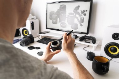 Bir adam özel bir fırçayla lensleri tozdan ve çamurdan temizler..