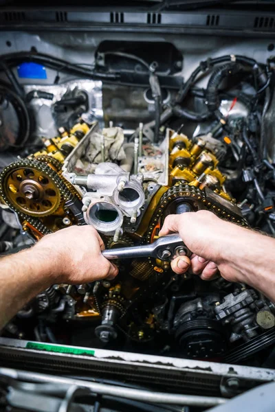 Reparación de coches: revisión del motor V6 con poleas detalladas y — Foto de Stock