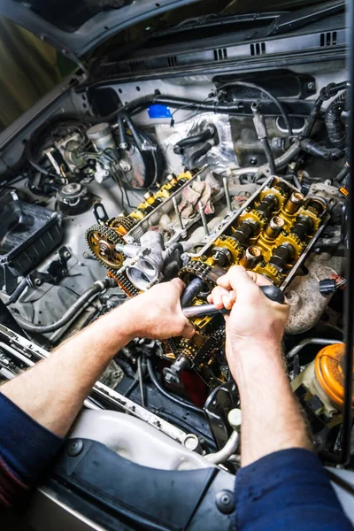Bilreparation: översyn av V6-motorn med detaljerade remskivor och delar. — Stockfoto