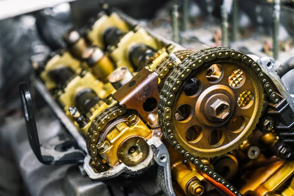 Reparación de automóviles: tipo de motor abierto con cadenas de transmisión y un gran número de poleas y piezas. — Foto de Stock
