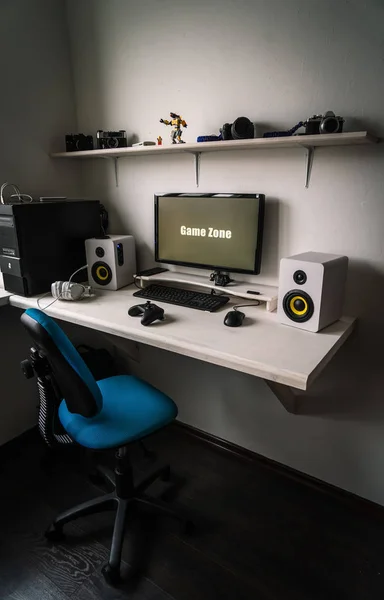 The workplace of a professional gamer with a monitor, gamepad, headphones and an armchair. — Stock Photo, Image