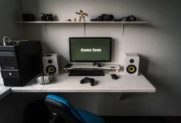 职业游戏玩家的工作场所，有监视器、游戏垫、耳机和扶手椅. — 图库照片