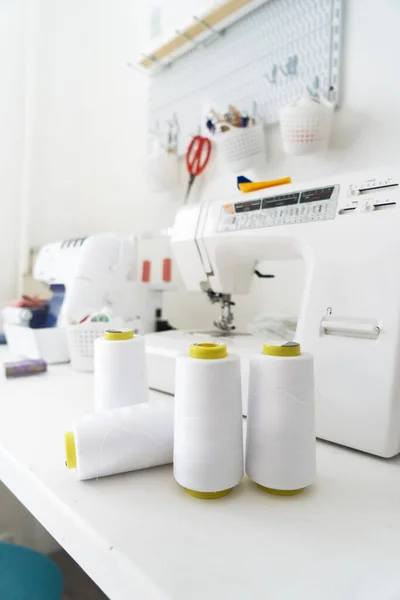 Sewing Several Large Skeins White Thread Sewing Machines Tailor Desk — Stok fotoğraf