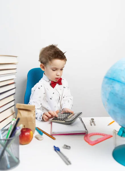 Шкільна Освіта Маленький Хлопчик Сорочці Червона Краватка Робить Розрахунки Калькуляторі — стокове фото