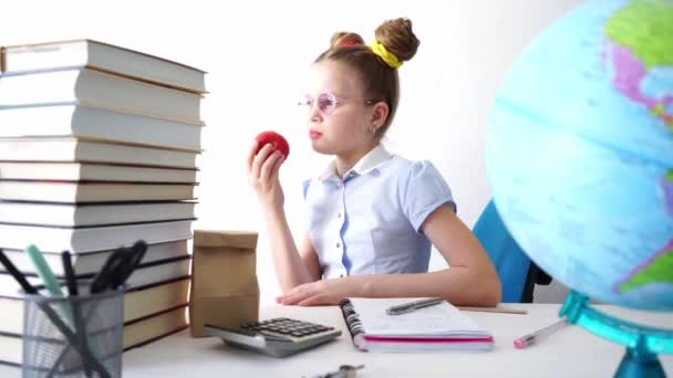 Volta Escola Uma Menina Senta Sua Mesa Come Uma Grande — Vídeo de Stock