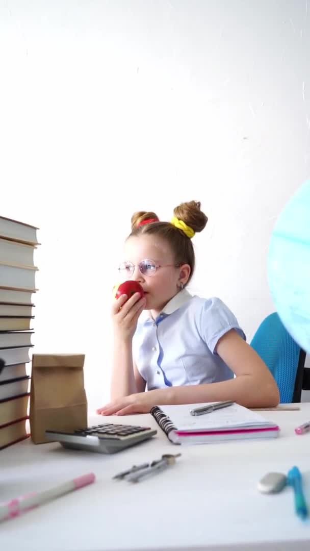 Вернуться Школу Девушка Сидит Своим Столом Ест Большое Красное Яблоко — стоковое видео