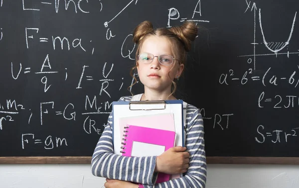 Tillbaka Till Skolan Skolflicka Står Vid Svarta Tavlan Och Håller — Stockfoto