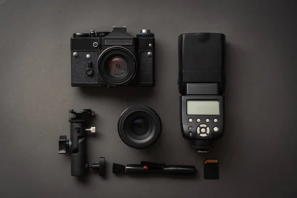 Negro minimalista: vista de la cámara, flash, lente y herramienta de limpieza . — Foto de Stock