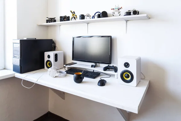 The workplace of a professional gamer with a monitor, gamepad, headphones and an armchair. — Stock Photo, Image