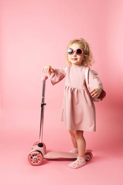 Una Chica Con Gafas Sol Vestido Rosa Con Una Mochila —  Fotos de Stock