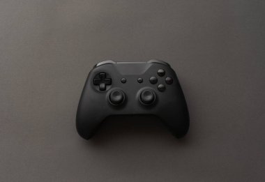 Minimalist siyah: Siyah bir arkaplanda oyun sahasına yakın çekim. Üst görünüm