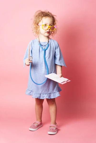 Pediatría Una Niña Pequeña Forma Enfermera Con Gafas Con Estetoscopio — Foto de Stock