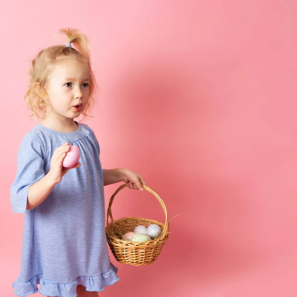 Glad Påsk Liten Flicka Blå Klänning Håller Korg Med Ägg — Stockfoto