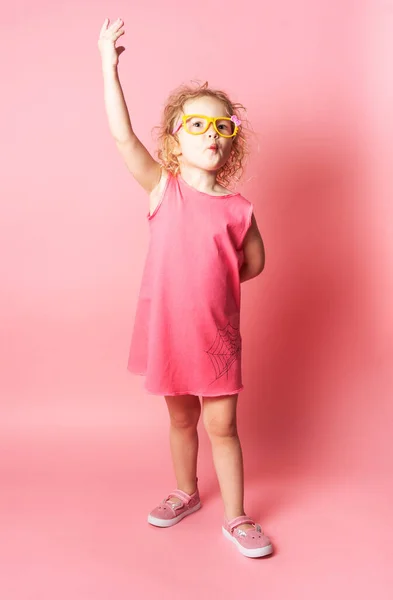 Insight Niña Rizada Con Gafas Graciosas Vestido Rosa Levantó Dedo — Foto de Stock