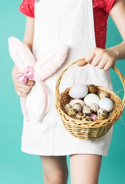 Szczęśliwej Wielkanocy Dziewczyna Białej Sukience Trzyma Rękach Koszyk Wielobarwnymi Jajkami — Zdjęcie stockowe