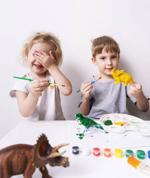 Crianças Menino Menina Rir Alegremente Jogar Pintar Com Figuras Brinquedo — Fotografia de Stock