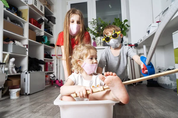 Μείνετε Στο Σπίτι Παιδιά Ιατρικές Μάσκες Παίζουν Παιχνίδια Και Βόλτα — Φωτογραφία Αρχείου
