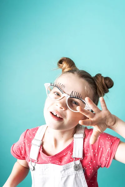 Industria Belleza Una Chica Con Gafas Admira Sus Pestañas Postizas — Foto de Stock