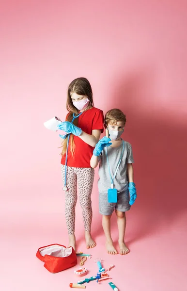 Equipamento Proteção Individual Crianças Menino Uma Menina Com Máscaras Médicas — Fotografia de Stock