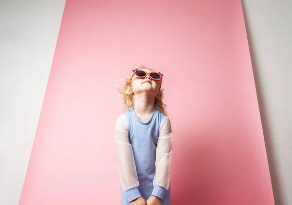 Niña en gafas de sol con un redicle rosa. — Foto de Stock