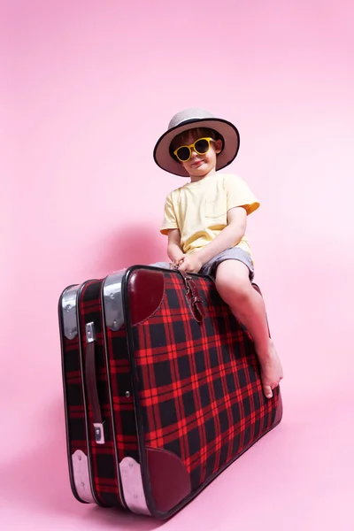 Podróż Mały Chłopiec Słomkowym Kapeluszu Okularach Przeciwsłonecznych Gra Turystę Siedzi — Zdjęcie stockowe