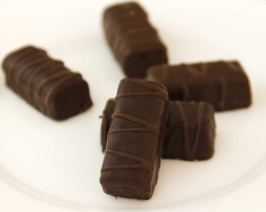 beyaz zemin üzerine çikolatalı tatlılar koleksiyonu