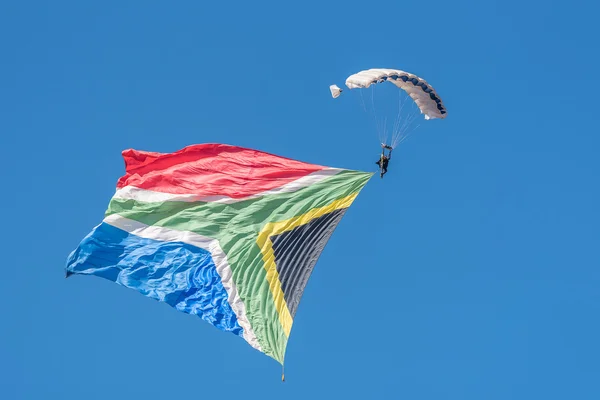 Paracaidista con bandera grande —  Fotos de Stock