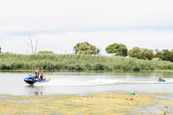 Jetski tažení lidí na trubice — Stock fotografie