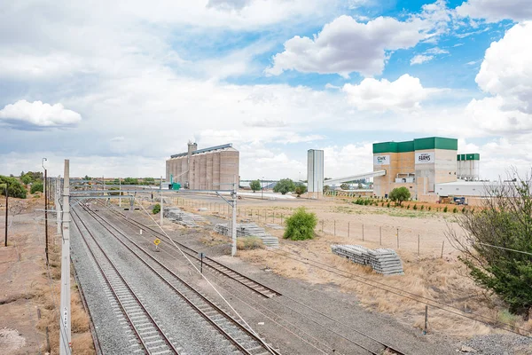 Ferrocarril, estación y silos de grano en Modderrievier — Foto de Stock