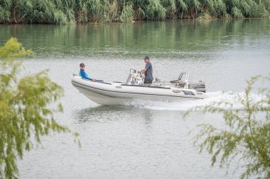 İnsanlar Riet Nehri üzerinde bir tekne içinde