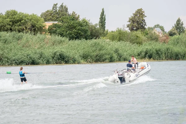 Lyžař a lodí na řece Riet — Stock fotografie