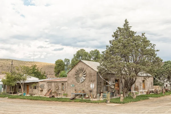 Edifício decorado com itens antigos, obsoletos, em Nieu-Bethesda — Fotografia de Stock