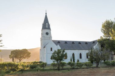 Hollanda Reform Kilisesi içinde Nieu-Bethesd arkasında güneş doğar