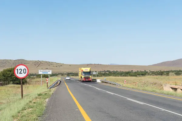 La carretera N9 al norte de Graaff-Reinet — Foto de Stock