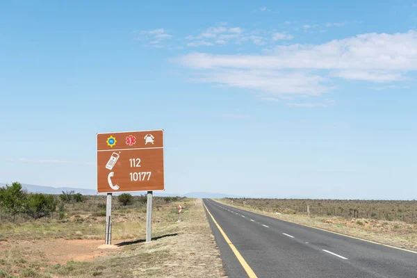 Señal de tráfico con números de emergencia — Foto de Stock