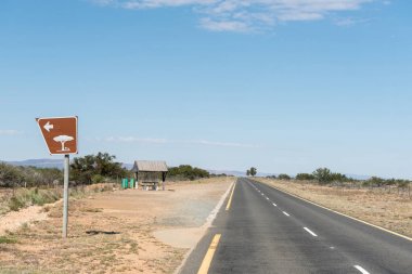 Gölgeli piknik N9 yolda spot