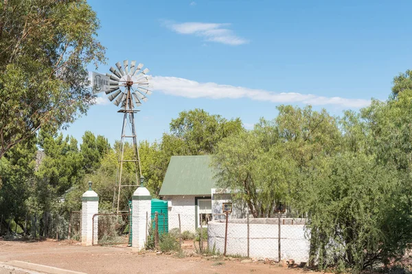 Casa con molino de viento de bombeo de agua y presa en Willowmore — Foto de Stock