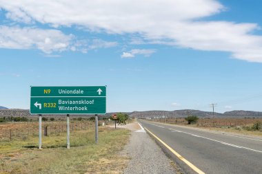 Yol işaretleri ve gölgeli piknik N9 yolda spot