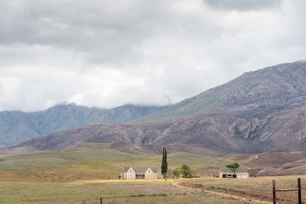 农场的风景与云覆盖 Swartberg — 图库照片