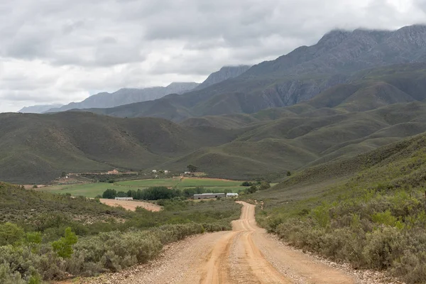 Camino de grava entre las Cuevas de Cango y Calitzdorp — Foto de Stock