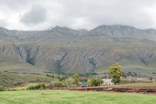 Çiftlik peyzaj Swartberg geçişte görünür bir araç ile — Stok fotoğraf